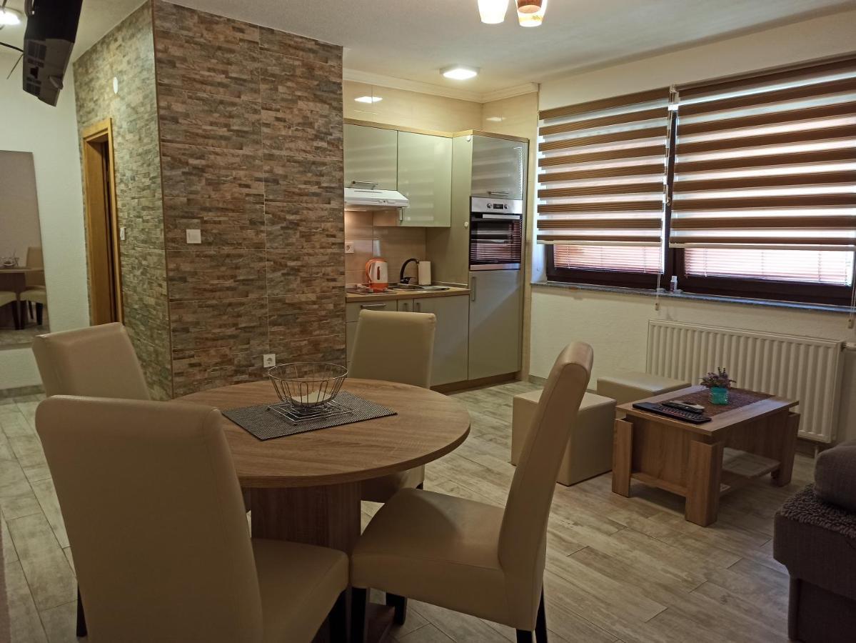 Studio Apartments Una โคเรนนิซา ภายนอก รูปภาพ