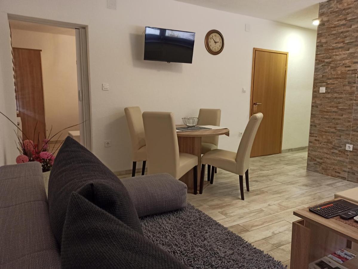 Studio Apartments Una โคเรนนิซา ภายนอก รูปภาพ