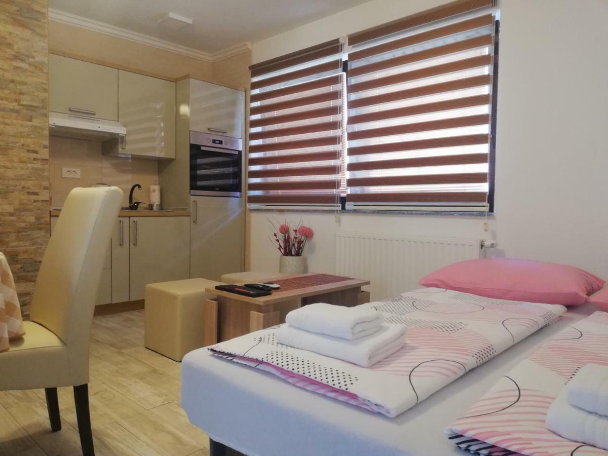 Studio Apartments Una โคเรนนิซา ภายนอก รูปภาพ